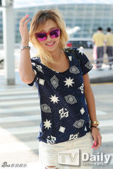 组图：韩团SISTAR亮相机场 太阳镜显时尚