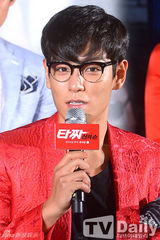 组图：《老千2》TOP红西服框架镜亮相 呆萌帅气