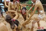 组图：比基尼美女参加泥浆战 美眉无节操互袭胸