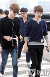 组图：EXO机场现身 墨镜口罩一个都不能少