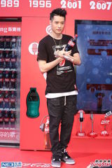 组图：周汤豪母亲节工作 比莉忆抗癌泪洒现场