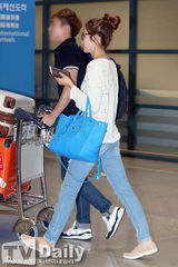 组图：成宥利恋情曝光后首亮相遭围堵