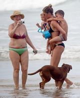 组图：辣妈邦辰比基尼度假 一人抱俩娃变女汉子