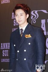 组图：众星亮相时尚内衣秀 秀美腿露玉背