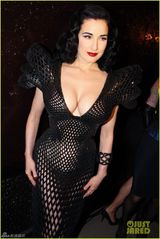 组图：脱衣舞娘蒂塔伞掉地 两位绅士抢着捡