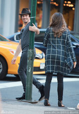 组图：伊恩-萨默海尔德与女友妮基街头痴缠互“啃”到忘我