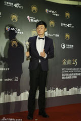 组图：李荣浩内地闯台湾获金曲新人 领奖超淡定