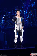 组图：多变哈林(庾澄庆)唱金曲 登小巨蛋万人同欢