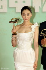 乔振宇李小冉获人气男女演员 举奖杯庆祝(图)