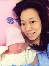 组图：吴辰君产女晒温馨合影 女儿英文名Mia
