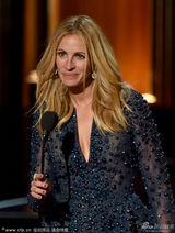 组图：布莱恩获剧情最佳男主角 朱莉娅-罗伯茨蓝裙颁奖