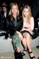 组图：凯特莫斯16岁妹妹露脐装代言个性十足