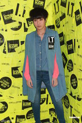 组图：何韵诗出席活动穿着个性 内地演贾宝玉