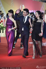 组图：《三个未婚妈妈》居文沛紫色长裙优雅