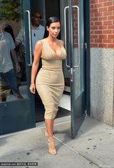 组图：金-卡戴珊裸色深V裙出街 豪乳荡漾显韵味