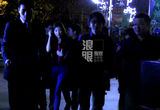 独家：刘谦携女友与友泡吧 路边合影买煎饼