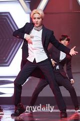 组图：《MCD》众星献唱 EXO11人献双曲舞台