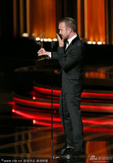 组图：保尔获剧情类最佳男配角 刘玉玲黄裙颁奖