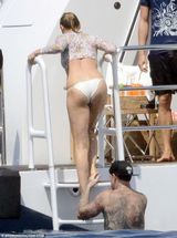 组图：42岁卡梅隆-迪亚兹穿比基尼湿身显翘臀