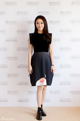 组图：秦岚上海出席活动 黑色花苞裙身姿娇俏