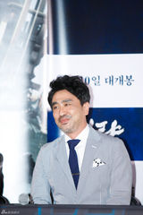 组图：崔岷植李贞贤亮相《鸣梁》试映会