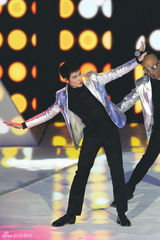 组图：萧敬腾女神的新衣跪拜叶璇 陈伟霆加盟