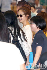 组图：成宥利恋情曝光后首亮相遭围堵