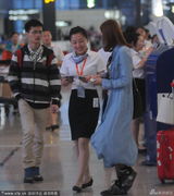 组图：叶一茜黑丝秀美腿 买面包充饥为路人签名