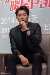 独家：朴有天上海会歌迷 黑衣亮相表情严肃