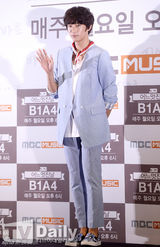 组图：韩团B1A4开节目发布会 带你去旅游