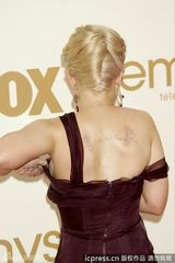 组图：凯莉-奥斯本大挤乳沟性感勾魂 险露点忙转身