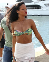 组图：蕾哈娜比基尼搭配镂空裙现身法国