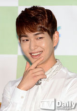 组图：SHINee温流王子装扮宣传新剧 对演技自信