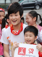 高清图：李宇春为亚运助力 街头做公益成孩子王