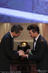 组图：辣妈孙俪获最佳女演员 老公邓超代其领奖