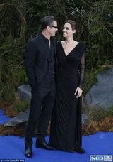 组图：皮特朱莉情侣装恩爱亮相 牵手深情对望