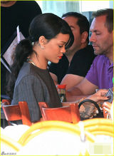 组图：蕾哈娜穿潮服出门 红唇白皮鞋中性魅力足