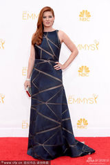 组图：艾美奖红毯 女星戴博拉-梅西惊艳亮相