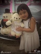 组图：姐姐Grace销魂泳装女神范 吃冰激凌花脸