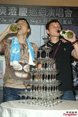 组图：多变哈林(庾澄庆)唱金曲 登小巨蛋万人同欢