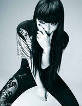 组图：吴莫愁麻花辫拍写真 大胆挑战埃及艳后