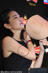 组图：李冰冰手臂现淤青 吐舌舔麦克风行为怪异