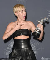 组图：麦莉获最佳录影带奖 插兜登台霸气外露