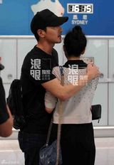 独家：高圆圆机场送赵又廷离京 闸口秀恩爱