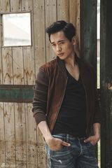 组图：高云翔休闲写真硬朗有型 展深沉魅力