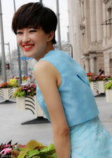 组图：奚望街拍玩小清新 短发映红唇甜美