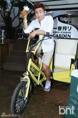 组图：笑星刘世允出席活动 变身一日店长