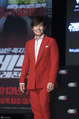 高清组图：李秉宪穿大红正装宣传《赤焰2》