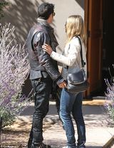 组图：安妮斯顿与男友街头秀恩爱 超大订婚钻戒抢眼