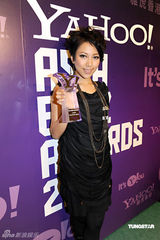 幻灯：众艺人获“网络搜寻人气大奖” 靓丽出席活动